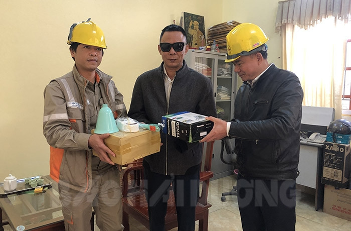 Hai Duong Power reserves nearly 500 million VND to present grateful gifts to typical clients